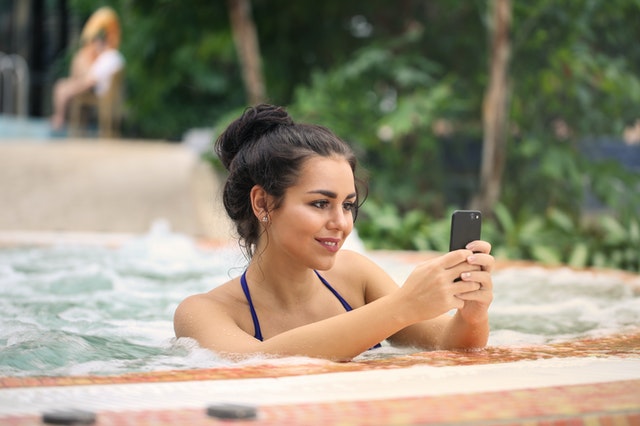 vrouw in bubbelbad